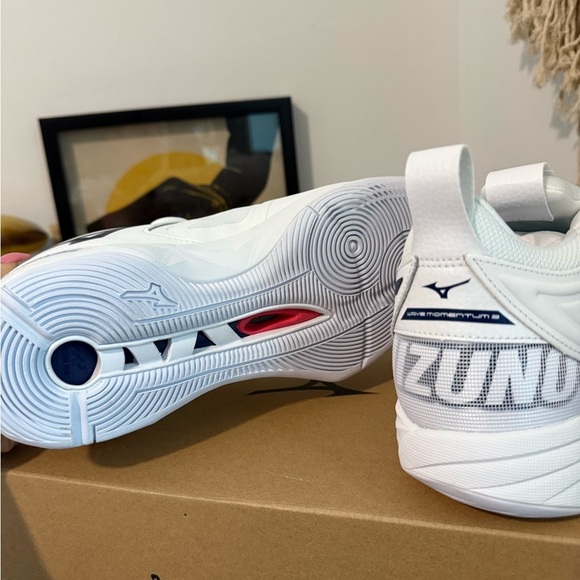 Mizuno Wave Momentum 2 Sneaker Women's US 11.5 White Volleyball Shoes - Picture 5 of 6